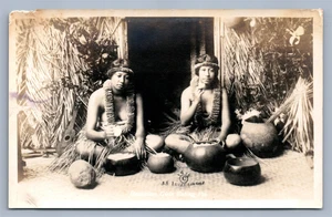 HAWAII MÄDCHEN ESSEN POI ANTIKE ECHTFOTO POSTKARTE RPPC - Bild 1 von 2