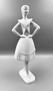 Statuina scultura smaltata donna in abito stile ungherese porcellana bianca 9" - Foto 1 di 8