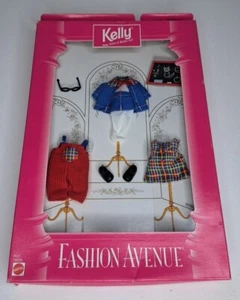 Neu Barbie Fashion Avenue Kelly Puppe 3 Schule Outfits Brille kariert #16696 NRFB - Bild 1 von 5