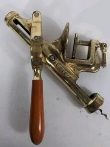 VINTAGE BRASS & WOOD BAR COUNTER TABLE MOUNT CLAMP WINE BOTTLE CORKSCREW OPENER - Picture 1 of 6