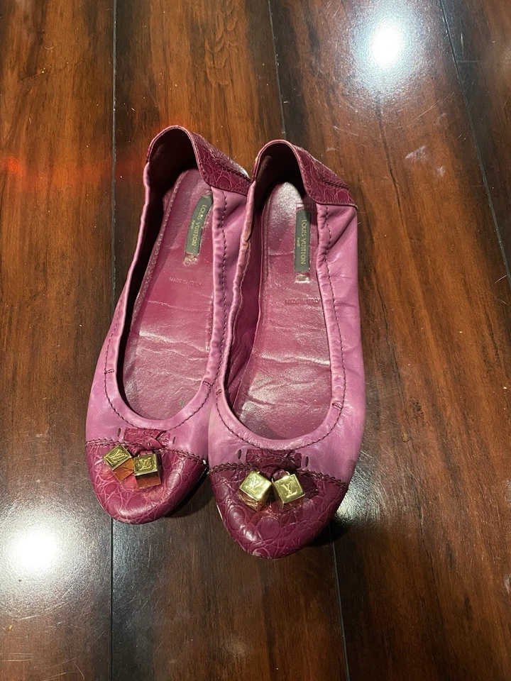 Zapatos bailarina Louis Vuitton de cuero en relieve de cocodrilo Foto 1 de 4