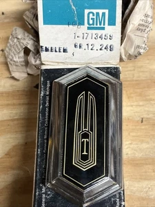 1976-78 NOS Oldsmobile Toronado Trunk Emblem Kit RARE GM 1713459 - Foto 1 di 17