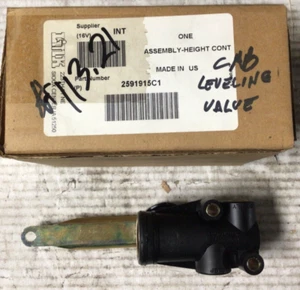 2591915C1 CAB LEVELING VALVE - Foto 1 di 1