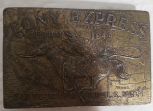 Hebilla de cinturón de latón vintage Pony Express de 1849 - The Buckle Co. años 70 - Imagen 1 de 3