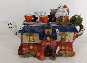 Mini tetera de colección Halloween decoración castillo de Drácula 4" altura con estatuillas - Imagen 1 de 9