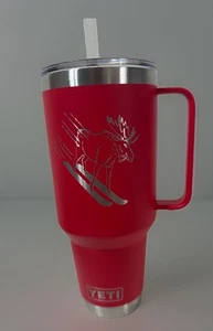 Yeti Rambler Red 42oz. Becher mit Strohhalmhenkel und Lasergravur Elch Skifahren EUC - Bild 1 von 17