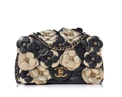 Chanel Metálico Piel de Cordero Acolchado Mini Camelia Solapa Clásica Negro y Dorado Foto 1 de 4