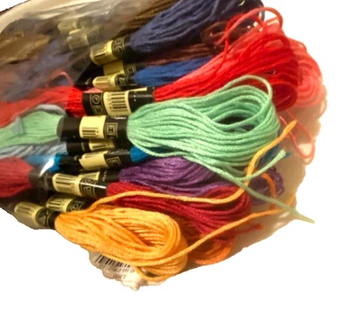 Fil à broder mouliné . Lot de 50 échevettes. - Image 1 of 4