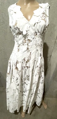 $6,290 Oscar de la Renta 2022 Embroidered 3D Floral White Midi Wedding Dress 0 - Image 1 of 3