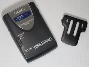 Radio de bolsillo portátil estéreo FM negra Walkman SRF-46 con clip de cinturón *FUNCIONA* - Imagen 1 de 12