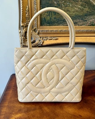 Предварительно любимый подлинный Chanel Caviar кожи медальон сумка с короткими ручками желтовато-коричневый/бежевый - Изображение 1 из 4