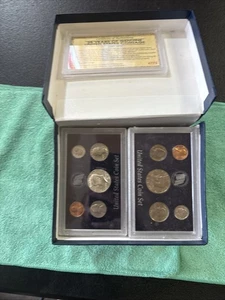 JUEGO DE MONEDAS 25 AÑOS ESTADOS UNIDOS 1969-1993, EN SOPORTES, CERTIFICADO DE AUTENTICIDAD, # 4772 Y CAJA - Imagen 1 de 10