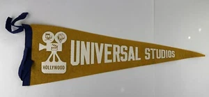 VINTAGE 1970'S YELLOW/BLUE UNIVERSAL STUDIOS HOLLYWOOD CA PENNANT 24.5" LONG - Foto 1 di 8