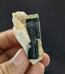 Hermosos cristales de turmalina de gorra verde con feldespato de Staknala Pakistán - Imagen 1 de 13