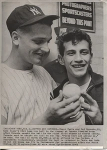1961 Pressefoto Roger Maris mit Sal Durante hält Rogers 61. Home Run Ball - Bild 1 von 2