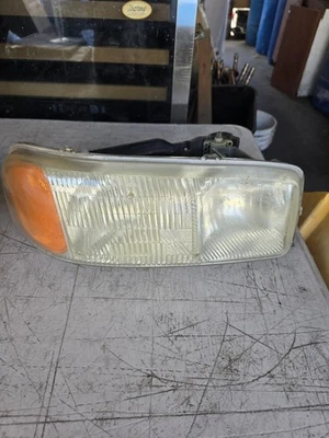 1999-2005 GMC SIERRA PICK UP TRUCK  OEM RIGHT PASSENGER  HEADLIGHT COMPLETE  - Image 1 of 4