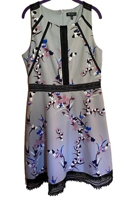 Vestido Guess Sin Mangas Gris Floral Talla 14 Acento Crochet Carrera Femenino Multi Foto 1 de 4