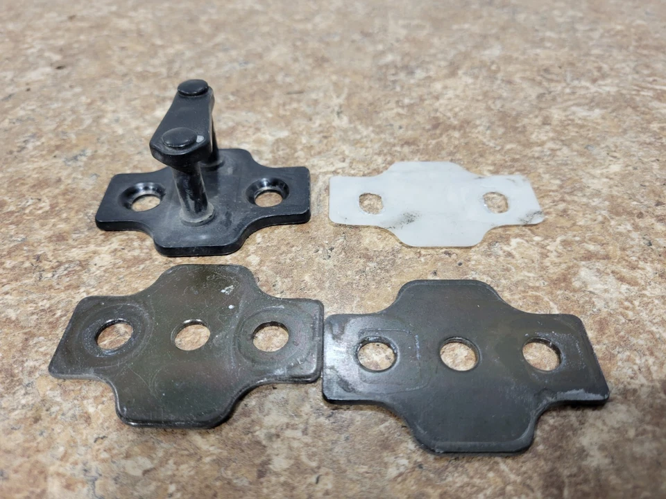 2002 CHEVROLET TAHOE DOOR STRIKER - Изображение 1 из 1