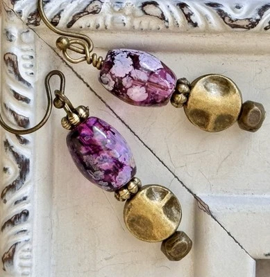 Pendientes colgantes de bronce, vidrio jaspeado púrpura. Tie Dye. Foto 1 de 4