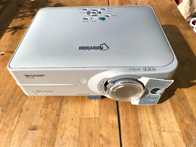 Sharp PG-B10S LCD Projektor mit Tasche und Zubehör - Bild 1 von 4