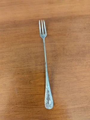 ANTIGUA HORQUILLA DE PEPINILLO DE MANGO LARGO ONEIDA RAYMOND 7-1/2" Foto 1 de 4