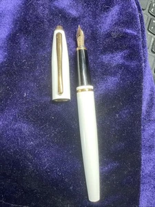 WHITE CROSS GOLD-TRIM MEDIUM FOUNTAIN PEN - Picture 1 of 8