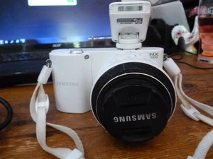 SAMSUNG white NX1000 digital camera - Picture 1 of 11