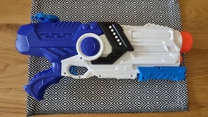 Wasserpistole * Wassergewehr * 8-9 m Reichweite * Neuwertig * - Bild 1 von 8