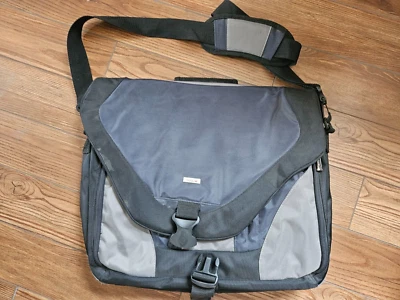 SOLO 17" Bolso Mensajero para Laptop Negro/Azul/Gris PT920-5 Foto 1 de 4