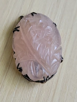 Piedra tallada Art Deco de jade rosa en plata de ley Foto 1 de 4