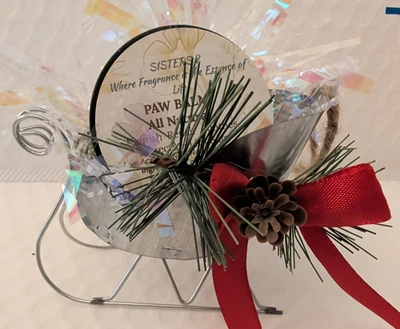 Bálsamo para patas seguro para lamer totalmente natural hecho en casa entregado en trineo plateado de Santa Foto 1 de 4