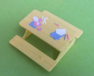 Fisher Price Sweet Streets Casa de muñecas 2003 Campamento de verano mesa de picnic amarilla - Imagen 1 de 1
