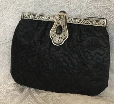 Cartera Judith Lieber negra satinada bordada estilo marcasita cierre Foto 1 de 4