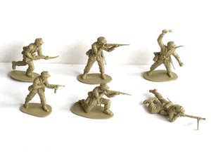 6 x AIRFIX. 1970's WWII GERMAN AFRIKA KORPS PLASTIC SOLDIERS. 1/32 ORIGINALS - Picture 1 of 4