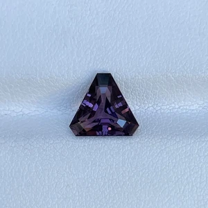 Natürlicher lila Spinell 2,57 kt Dreiecksschliff Edelstein lebendiger Stein individueller Schmuck - Bild 1 von 5