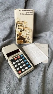 Vintage Commodore Solid State Electronic Calculator – Original Box & Manuals - Afbeelding 1 van 4