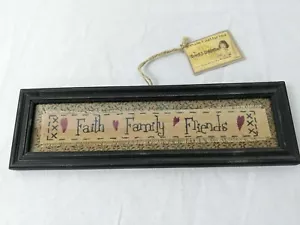 NUEVO CON ETIQUETAS PLACA DE CABINA RÚSTICA BORDADA ""FAITH FAMILY FRIENDS - Imagen 1 de 4