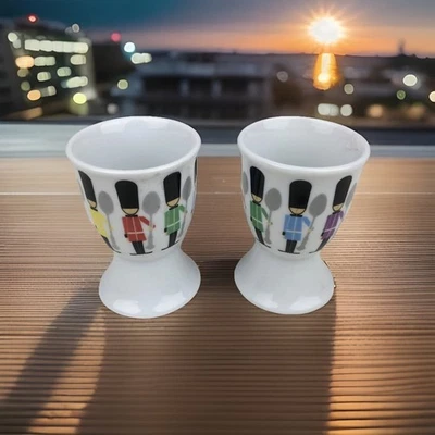 Juego de tazas de huevos de cerámica para soldados de novedad artesanal de cocina X 2 con sombreros tejidos a mano Foto 1 de 4