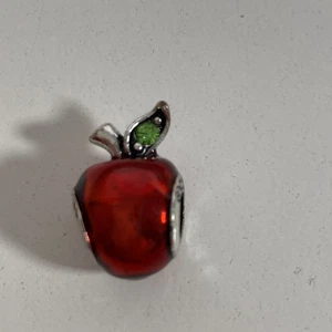 Pandora Disney Blancanieves Manzana Dije Cuentas, Acero Inoxidable Esmalte Rojo Manzana - Imagen 1 de 5