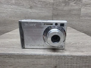 Sony Cyber-Shot DSC-W80 fotocamera digitale 7,2 MP argento testata LEGGI!!!! - Foto 1 di 14