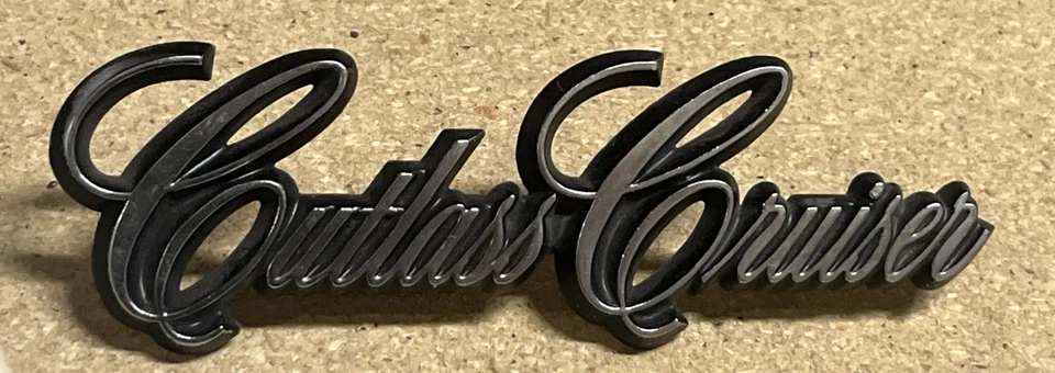 Guardabarros delantero Oldsmobile Cutlass Cruiser 1978-81 nuevo en stock moldeado GM 560650 Foto 1 de 4