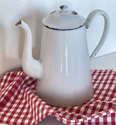 Ancienne cafetière en tôle émaillée - blanche avec fin liseré bleu - 1920/30's - Photo 1/4