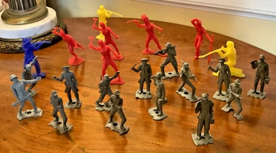 Figuras de colonos amarillos y soldados alemanes de juguete grises de la Segunda Guerra Mundial MPC de colección Foto 1 de 4