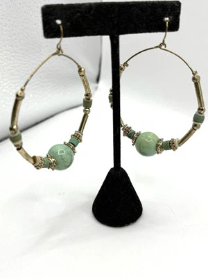 Pendientes de aro de cerámica verde con cuentas y latón Foto 1 de 4