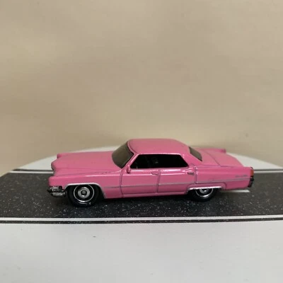 Cadillac Matchbox Classic Rides 1969 sedán De Ville rosa con moldura plateada en muy buena condición Foto 1 de 4