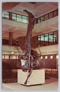 Escultura del patio del Centro Universitario en la Universidad de Houston Texas postal - Imagen 1 de 2
