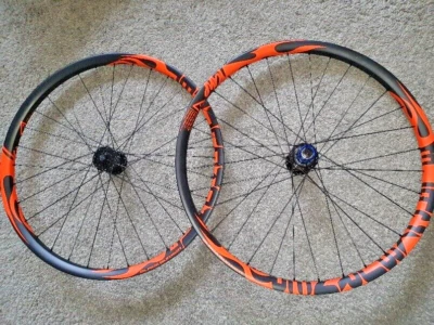 TUNE Black Burner + Enduro 27,5+ Carbonfelge SRAM XD PLUS King Kong BOOST 650b - Bild 1 von 4