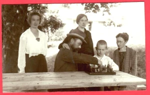 MAN AND WOMAN PLAY CHESS VINTAGE PHOTO PC. 3204 - Picture 1 of 2