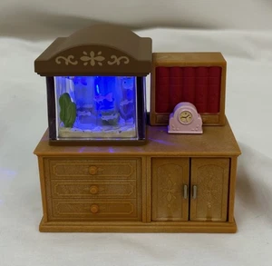 Sylvanian Families Calico Critters beleuchtetes Aquarium Unterschrank & Uhr - Bild 1 von 9