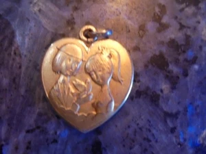 belle medaille en forme de coeur des amoureux de peynet ..... - Picture 1 of 2